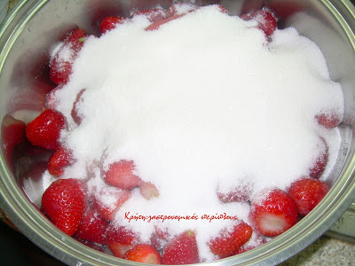 Φράουλα: γλυκό του κουταλιού, μαρμελάδα, σιρόπι! Τρεις συνταγές σε μία (κι ακόμα μία)!