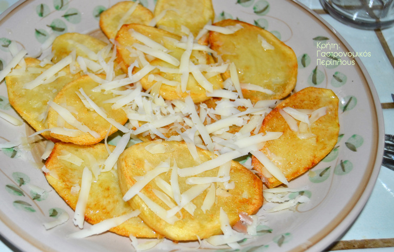 Τηγανητές πατάτες με τριμμένο τυρί