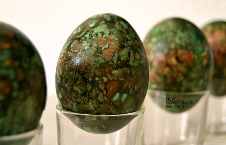 Αυγά βαμμένα με κρεμμυδόφυλλα (VIDEO)