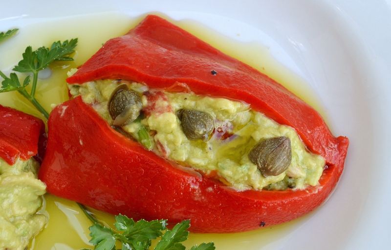 Πιπεριές Φλωρίνης γεμιστές με σαλάτα αβοκάντο