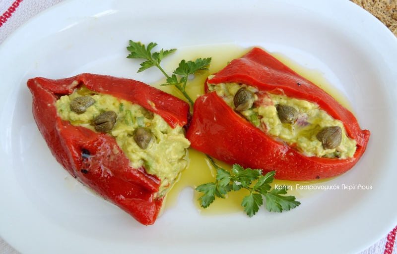 Πιπεριές Φλωρίνης γεμιστές με σαλάτα αβοκάντο