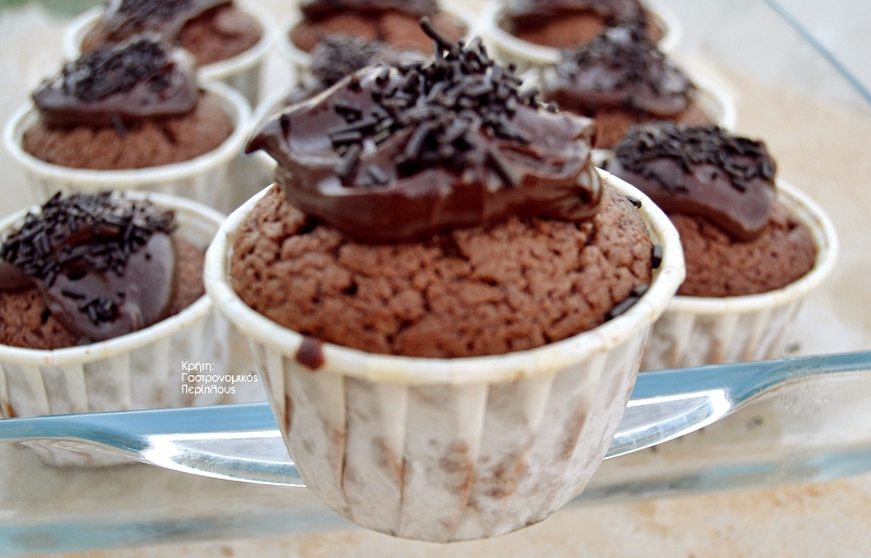 Cup cakes με σοκολάτα και γλάσο σοκολάτας