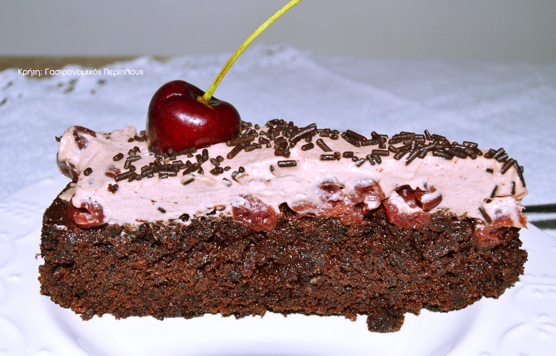 Ζουμερό κέικ σοκολάτας με κομπόστα βύσσινο