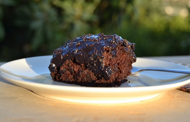 Σοκολατόπιτα-κέικ με γλάσο σοκολάτας